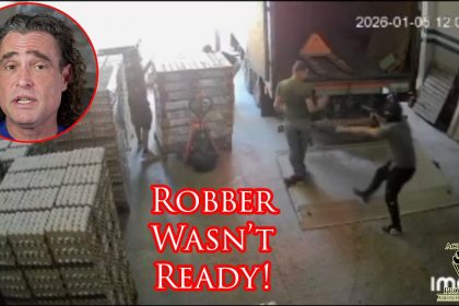 Picture Perfect Disarm of Armed Robber Caught on Camera