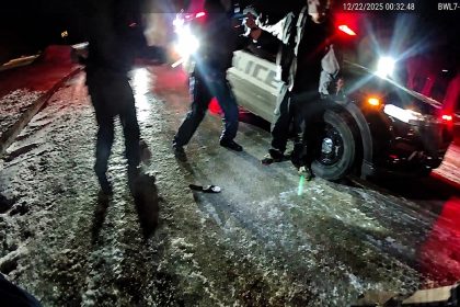 Suspect With Knife Defeats Taser Attempts During Struggle With Officers