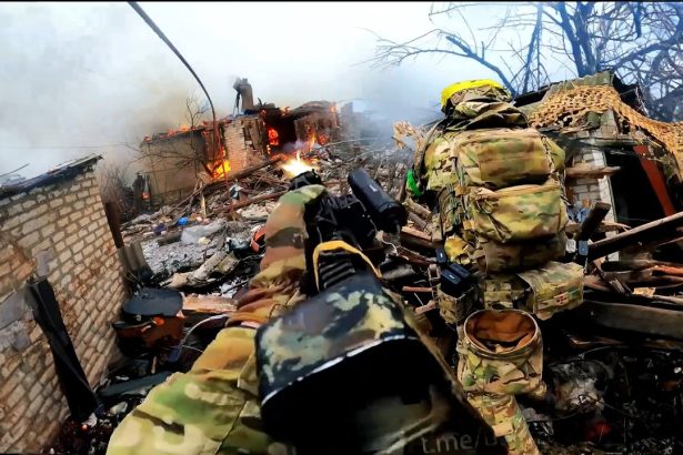 🔴 UKRAINE WAR – Ukrainian Assault Units Storm Russian Held Village With Genius New Assault Tactic
